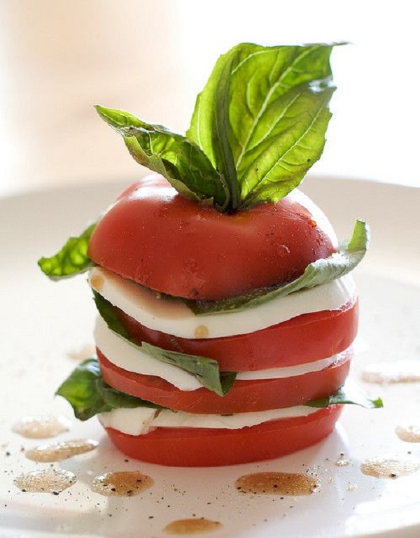 قرار دادن غذا در بین لایه‌های گوجه و استفاده از سبزیجات