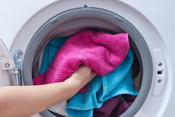 از بین بردن بوی سیگار دست و لباس؛ شستشوی لباس‌ها در ماشین لباسشویی