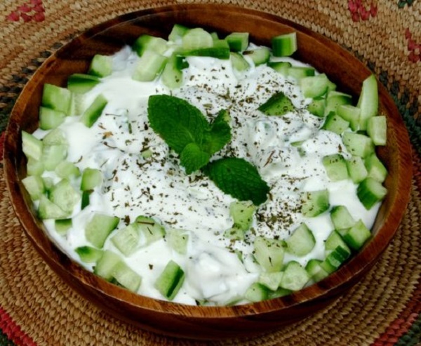 تزیین ماست و خیار با ترکیب خیار و سبزیجات