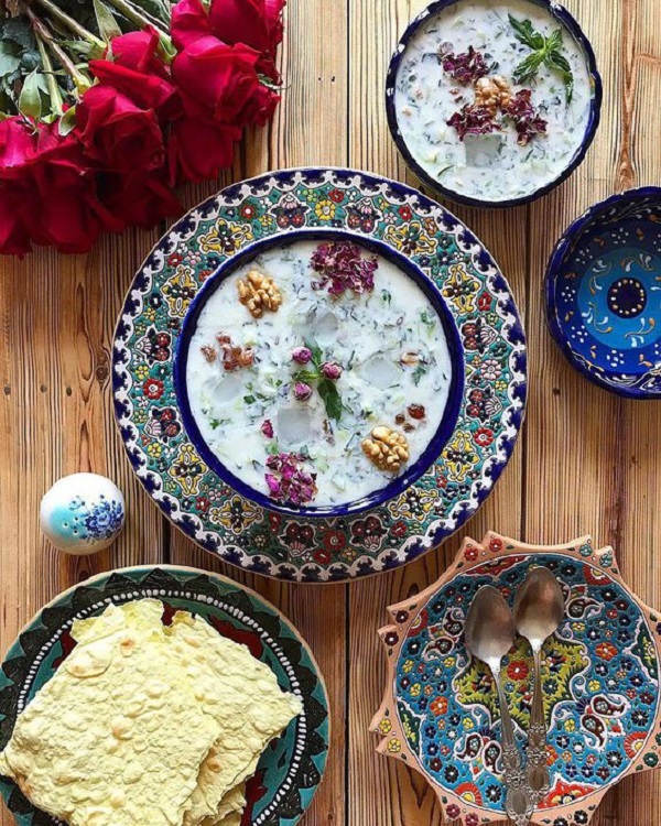 تزیین ماست و خیار با ترکیب گل محمدی و گردو