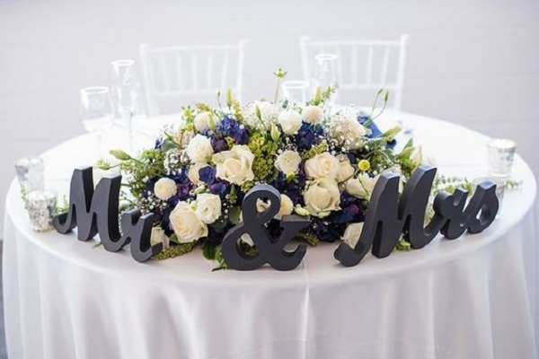 تزیین میز نهار خوری عروس و داماد با گل 