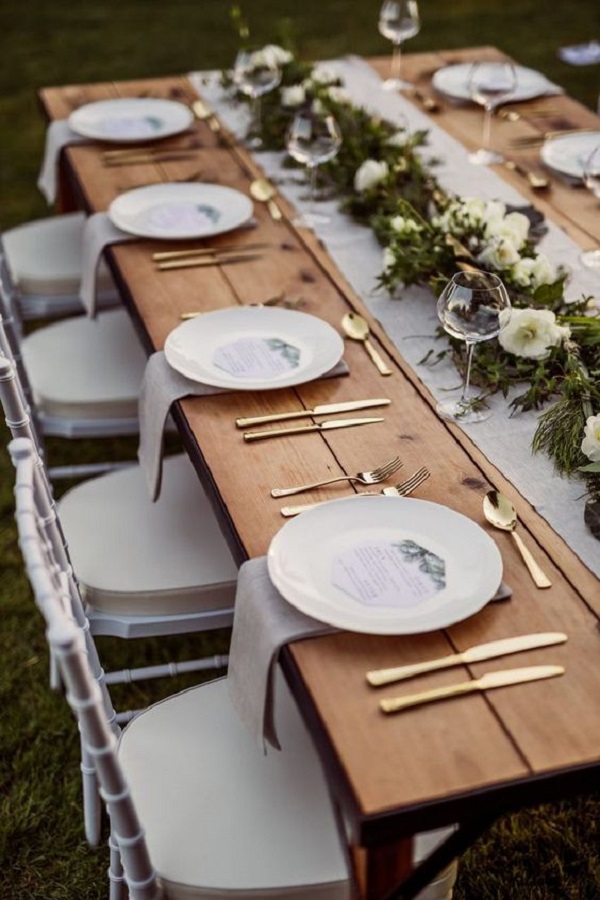 تزیین میز نهار خوری برای مهمانی‌های ساده با پارچه و گل