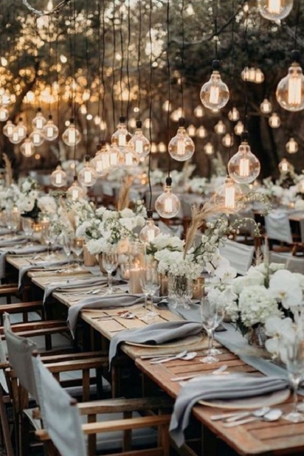 تزیین میز نهار خوری برای مهمانی‌های لاکچری با گل و چراغ‌های آویز