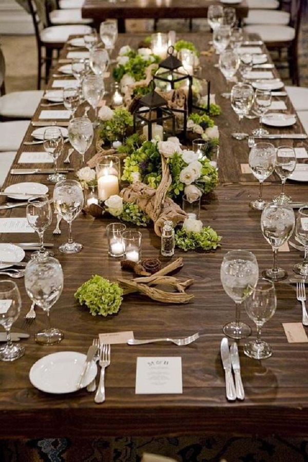 تزیین میز نهار خوری برای مهمانی‌های لاکچری با گل و شمع