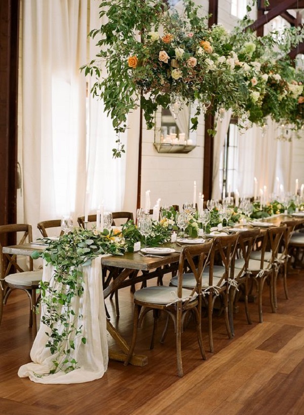 تزیین میز نهار خوری برای مهمانی‌های لاکچری با رومیزی، گل و شمع