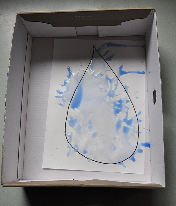 رنگ دمیده شده روی کاغذ برای ساخت کاردستی قطره آب کاغذی