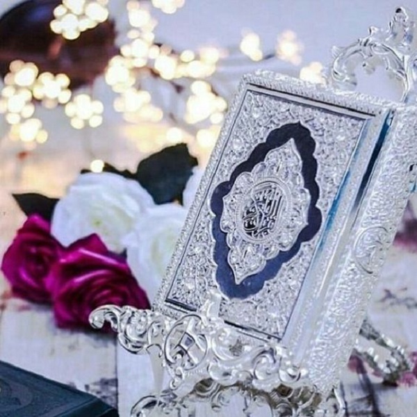 تزیین قرآن سفره عقد با رعل‌های فلزی نقره‌ای