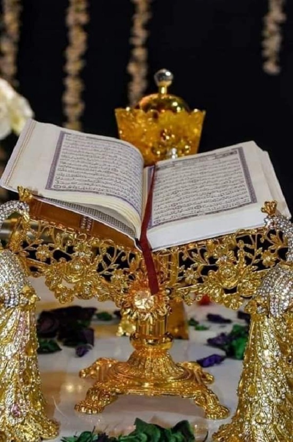 تزیین قرآن سفره عقد با رعل‌های فلزی طلایی