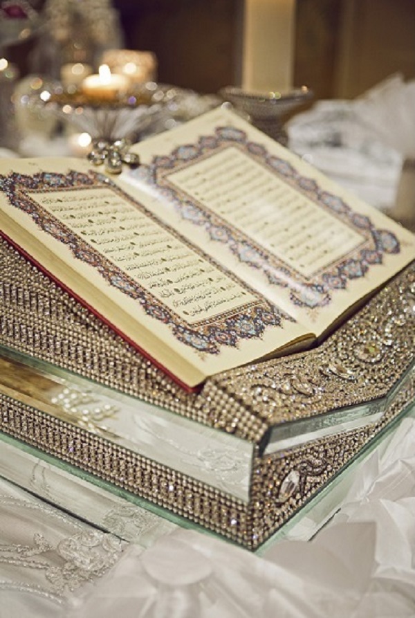 تزیین قرآن سفره عقد با رعل‌های فلزی تزیین شده با نگین