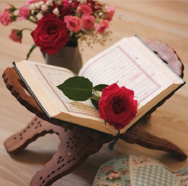تزیین قرآن سفره عقد با قرار دادن گل روی قرآن