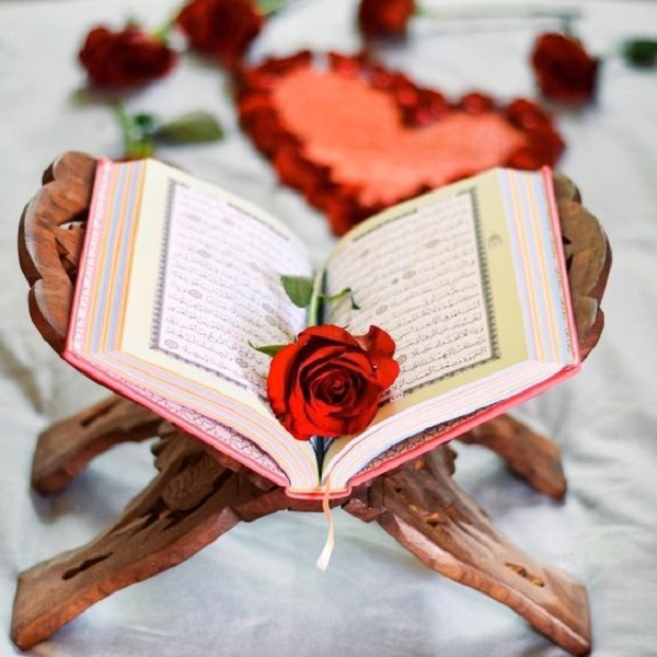 تزیین قرآن سفره عقد با قرار دادن گل روی آن
