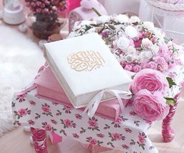 تزیین قرآن سفره عقد با  گل در اطراف آن