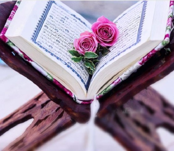 تزیین قرآن سفره عقد با قرار دادن گل در قرآن