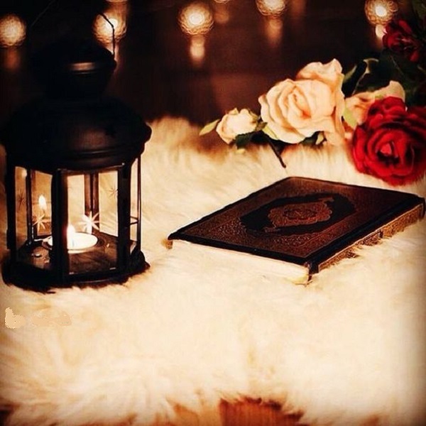تزیین قرآن سفره عقد با خز سفید و گل و شمع