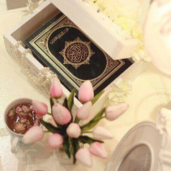 تزیین قرآن سفره عقد در جعبه با گل و مروارید