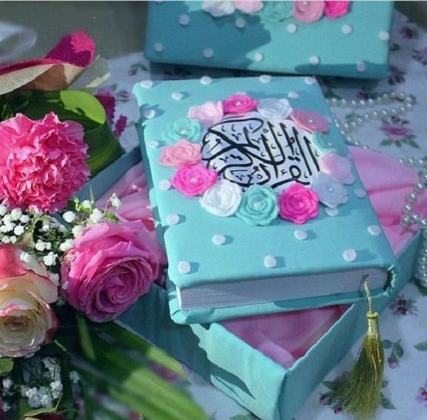 تزیین قرآن سفره عقد در جعبه پارچه‌ای با گل