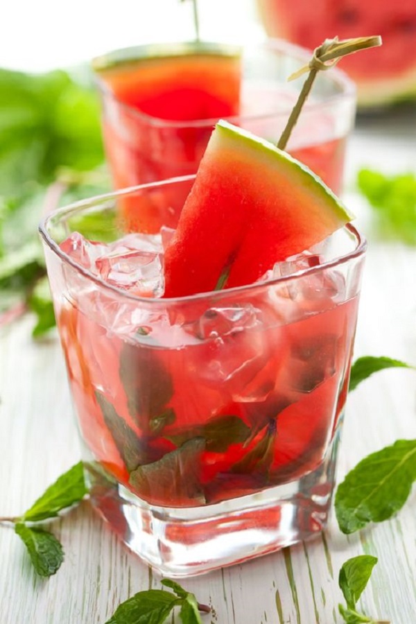 تزیین نوشیدنی‌های سرد با هندوانه و نعنا