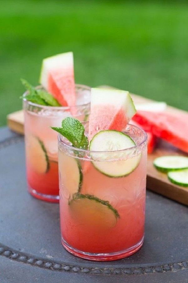 تزیین نوشیدنی‌های سرد با هندوانه، خیار و نعنا
