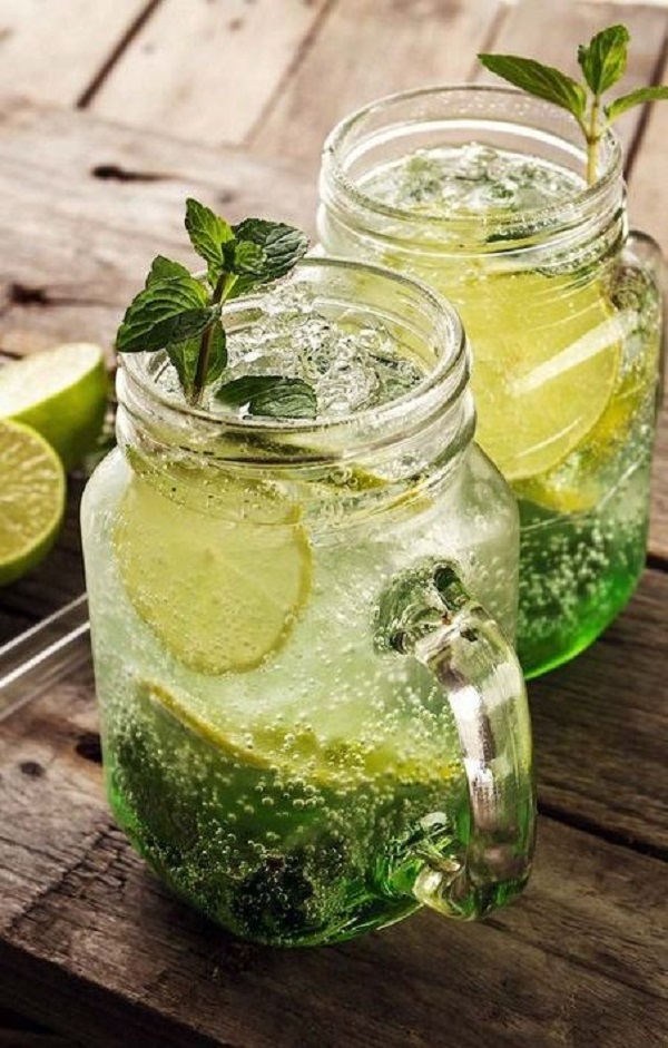 تزیین نوشیدنی‌های سرد با نعنا، لیمو و یخ
