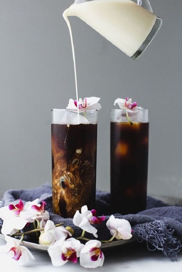 تزیین نوشیدنی‌های گرم با گل و شیر