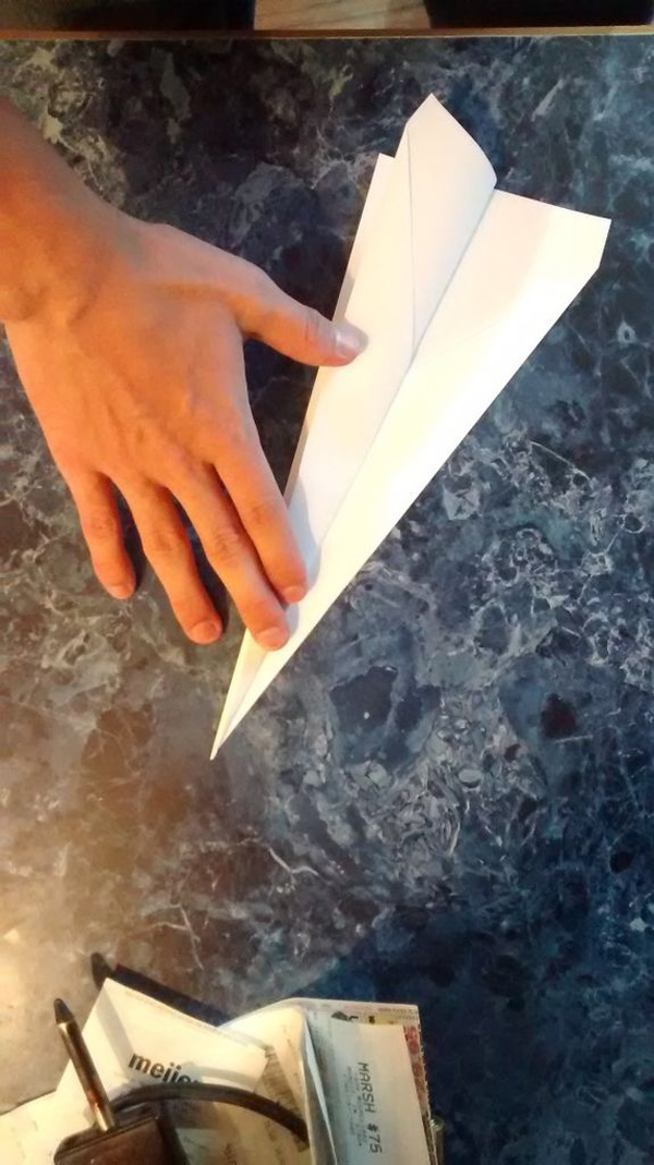 تا زدن بال‌ها برای ساخت کاردستی ساده با کاغذ سفید