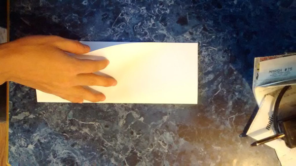 تا زدن کاغذ برای ساخت کاردستی ساده با کاغذ سفید