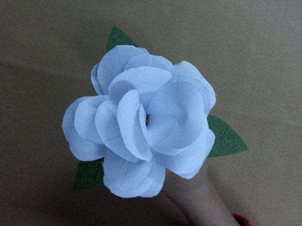 گل کاغذی برای ساخت کاردستی ساده با کاغذ سفید