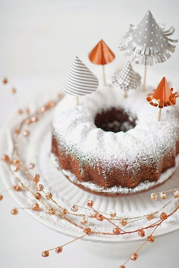 تزیین کیک با الک کردن پودر قند و شکر و چتر‌های تزیینی