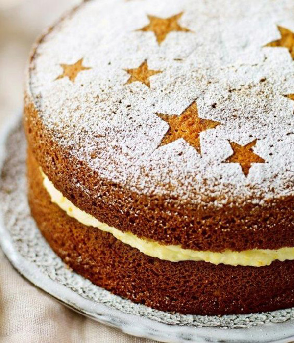 تزیین کیک با پودر قند و شکر با طرح ستاره و قلب