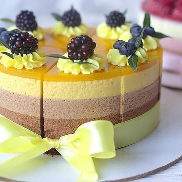 تزیین کیک با روکش ژله و میوه روی آن