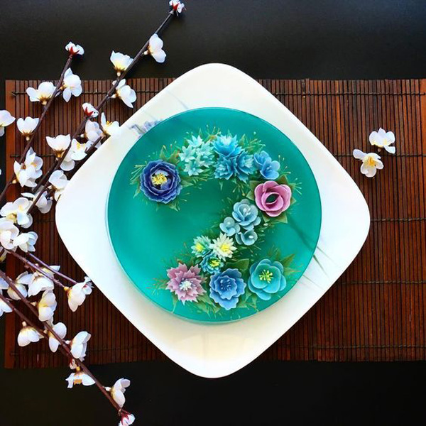 تزیین کیک با روکش ژله و قرار دادن گل روی آن