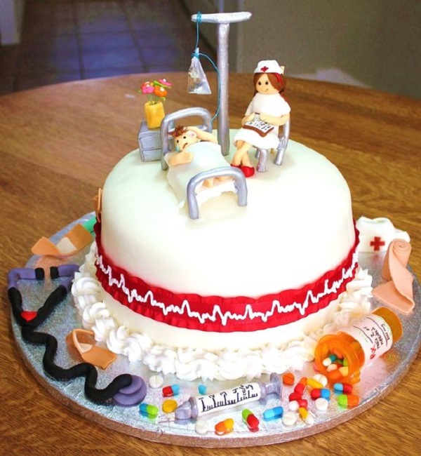 تزیین کیک روز پرستاری با فوندانت با عروسک پرستار و مریض