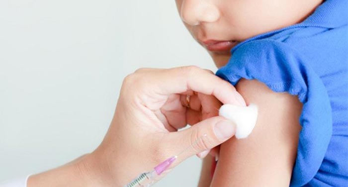 قرمزی جای واکسن نوزاد؛ بعد از واکسیناسیون منتظر چه عوارضی باشیم؟