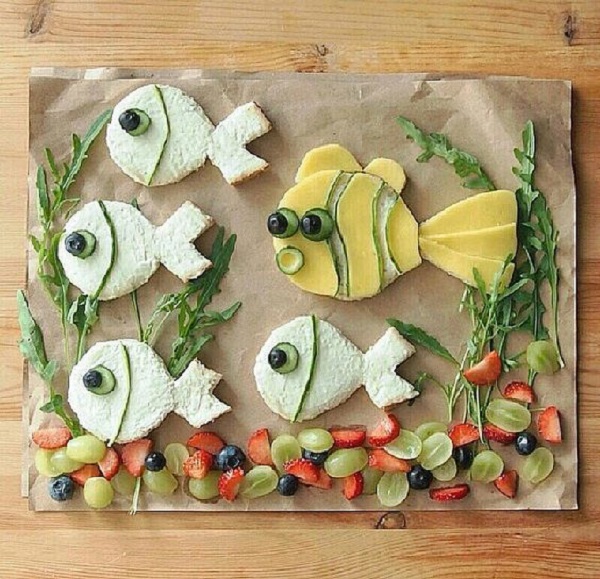 تزیین غذای کودک با الویه و نان و سبزیجات به طرح ماهی