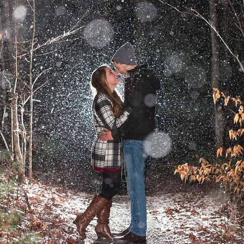 عکس عاشقانه و رویایی برف در شب