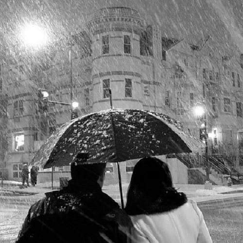 عکس زیبای دو نفره زیر بارش برف