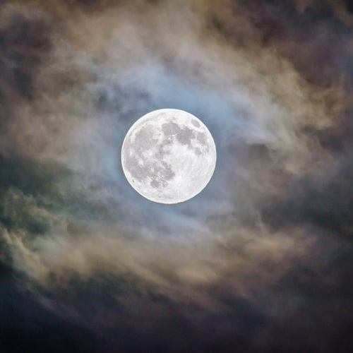عکس ماه پوشیده از ابر در شب