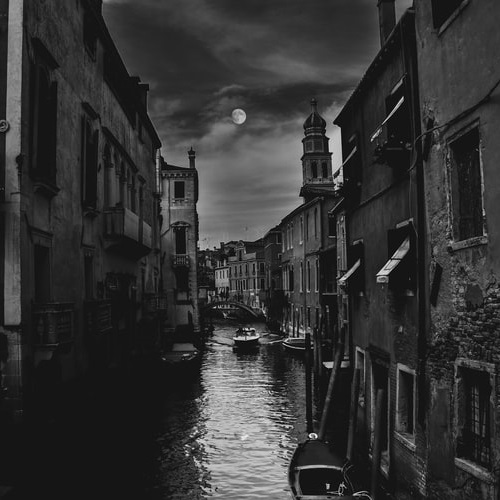 عکس سیاه و سفید ماه در ونیز