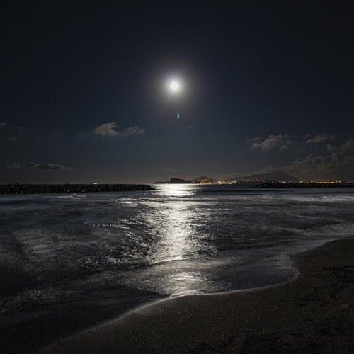 دانلود عکس ماه در ساحل