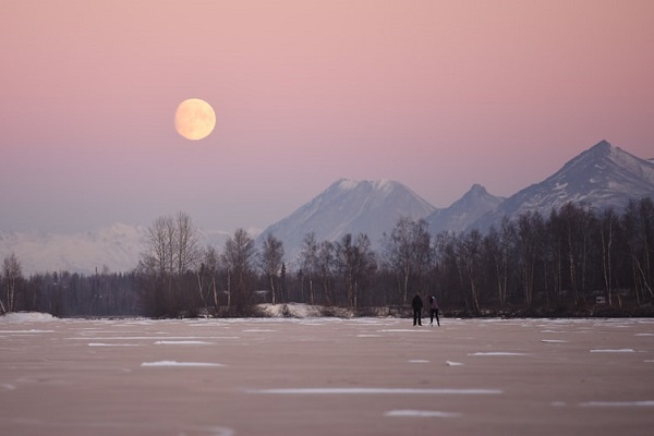 عکس ماه در روز زمستانی
