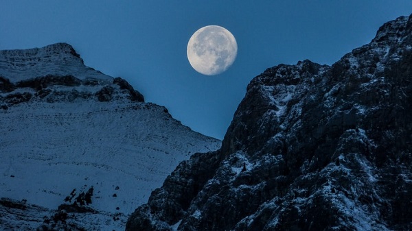 عکس ماه در کوه های برفی