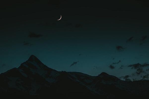 عکس زیبا از ماه در کوهستان