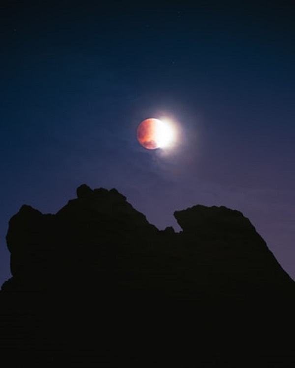 تصویر درخشندگی ماه در آسمان شب