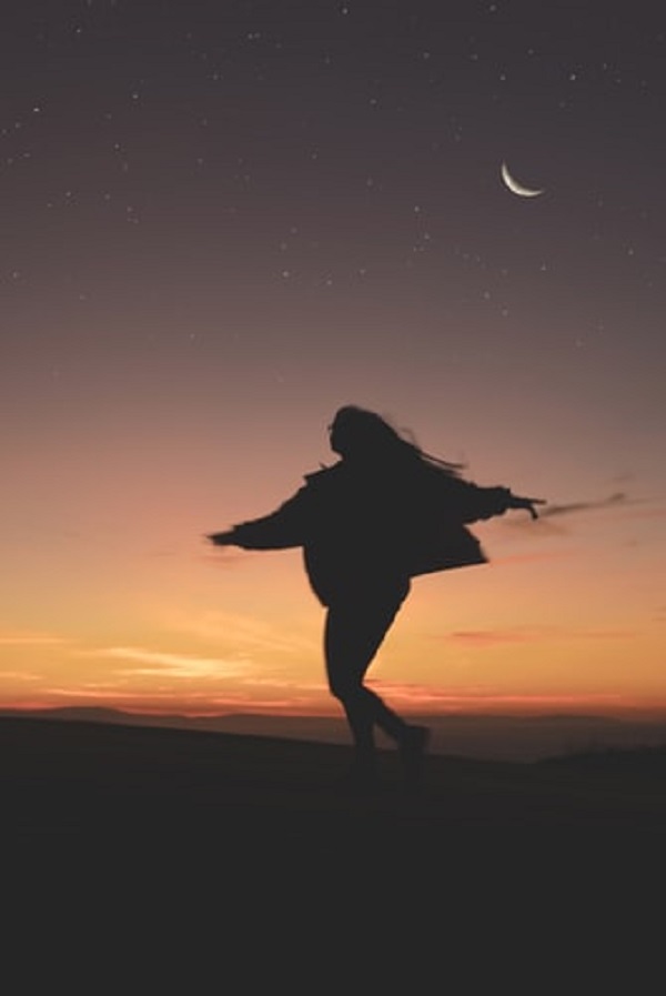 تصویر دختر در زیر نور ماه