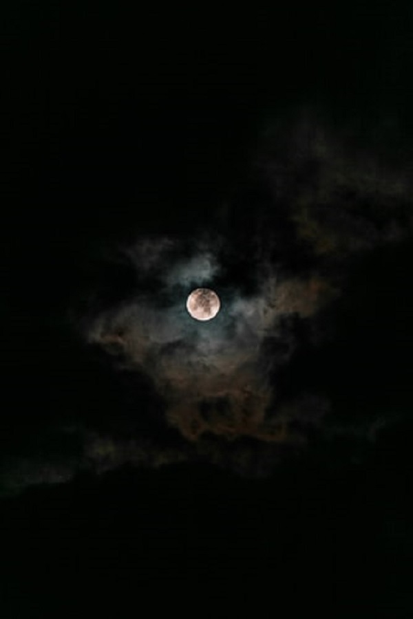 تصویر ماه و آسمان در شب ابری