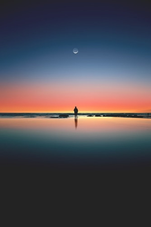 عکس درخشندگی ماه در ساحل