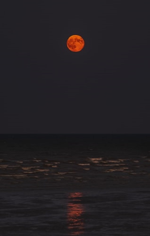 عکس انعکاس نور ماه در دریا