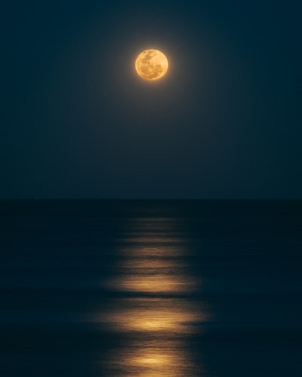 تصویر نور ماه در دریا