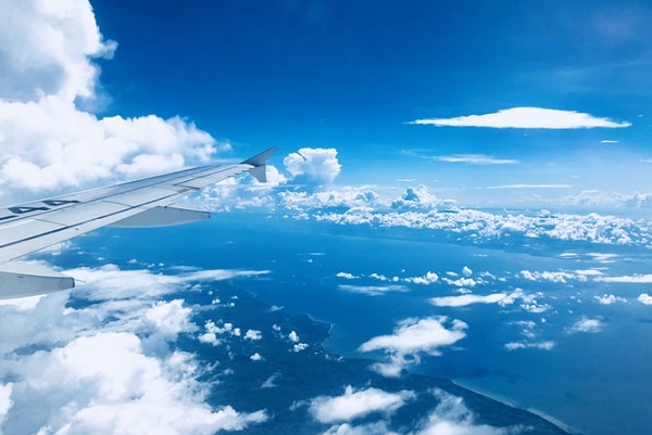 عکس آسمان در روز و هواپیما