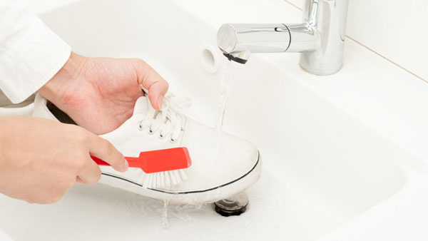 تمیز کردن کفش سفید با وایتکس